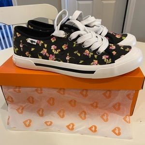 Jumpin Sneakers 💚💕🧡